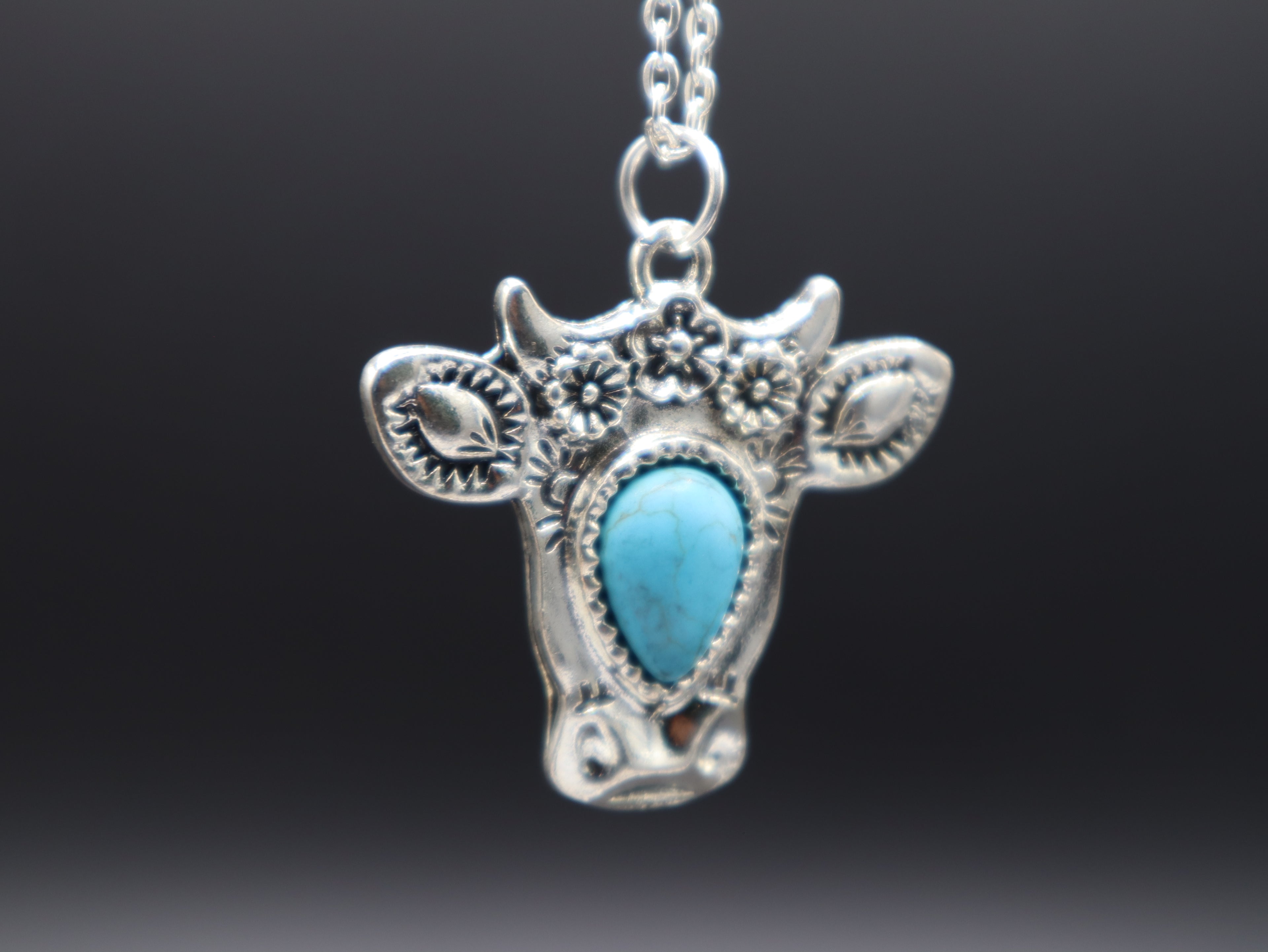 Western Cow/Bull Skull Horn Necklace