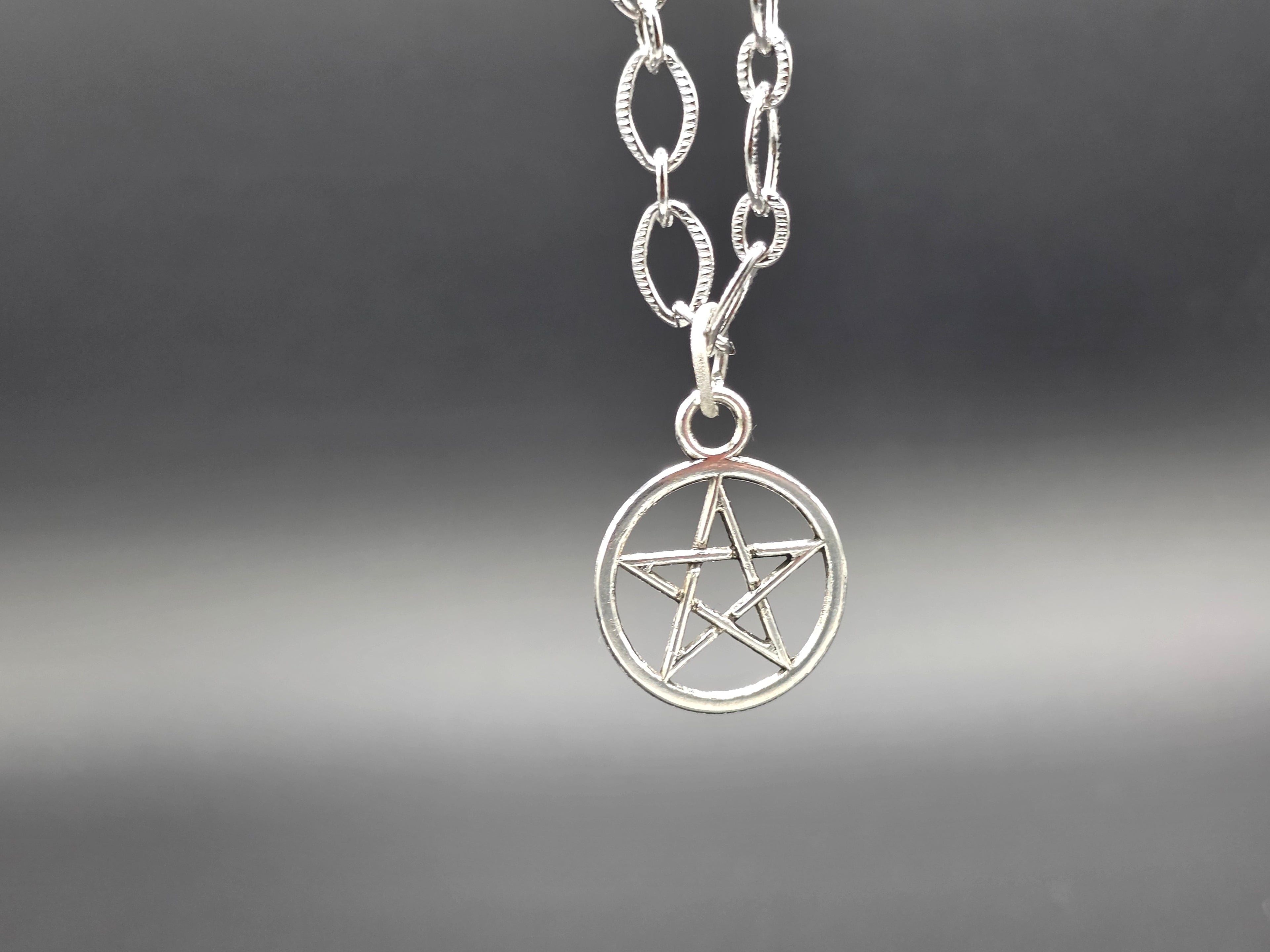 Pendant Necklaces on Rhombic Chains