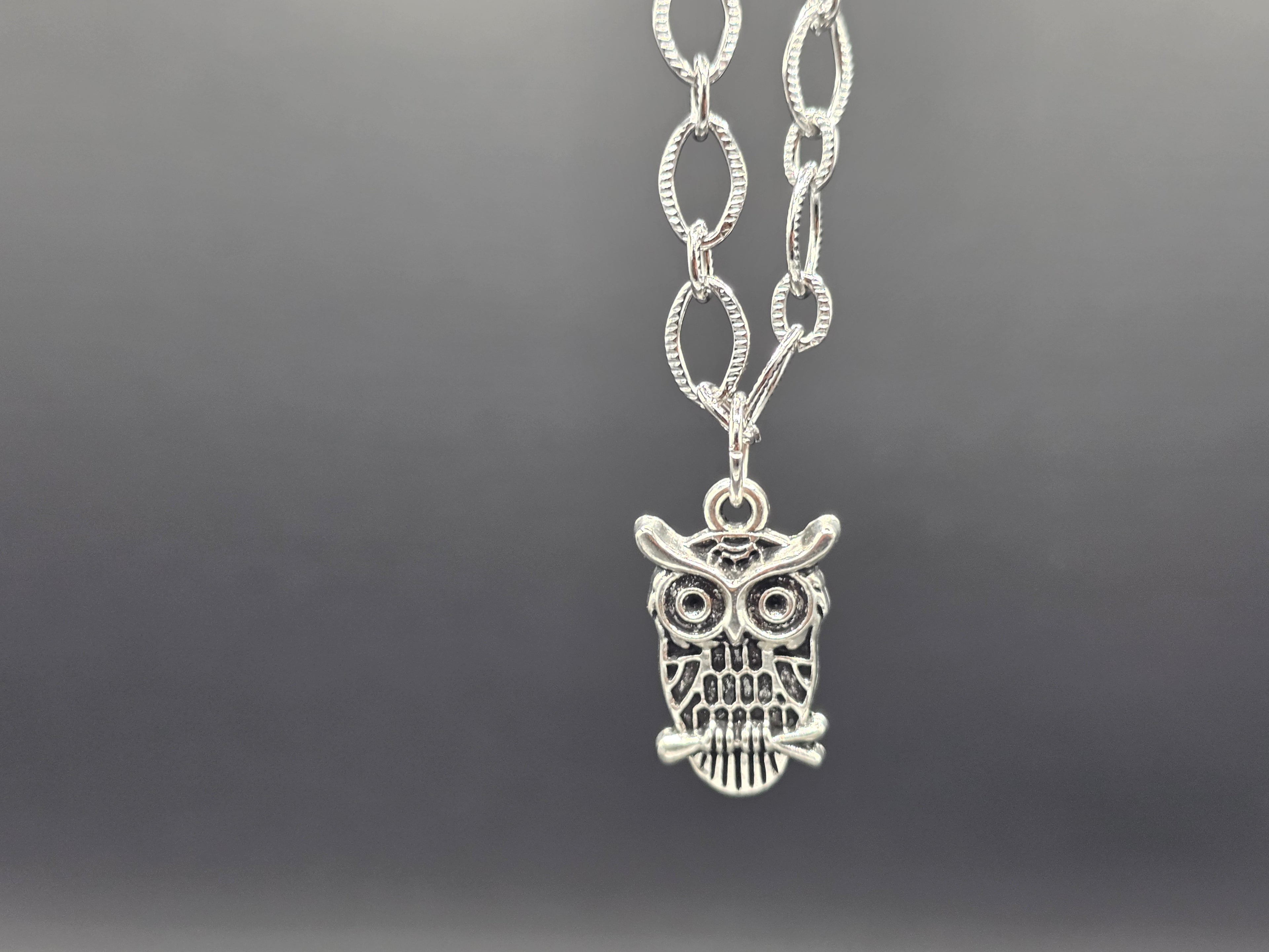 Pendant Necklaces on Rhombic Chains