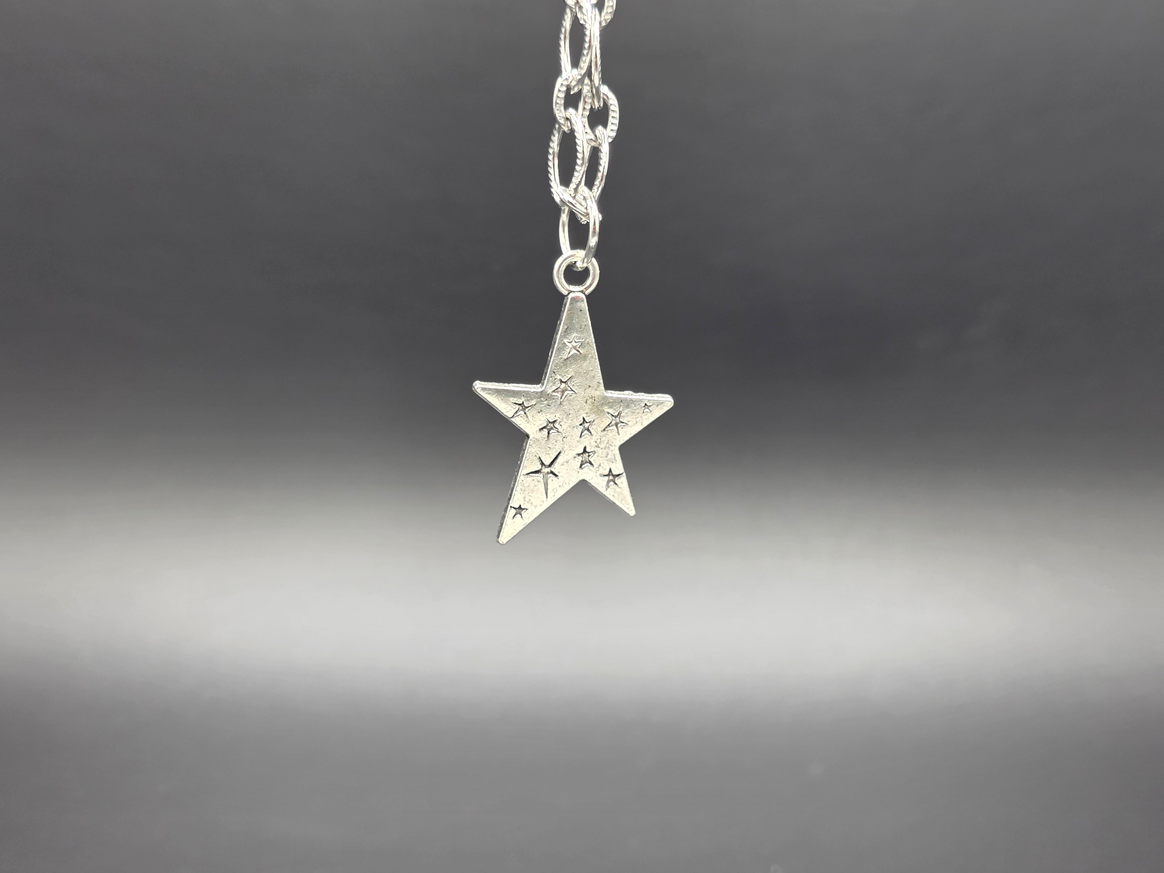 Pendant Necklaces on Rhombic Chains