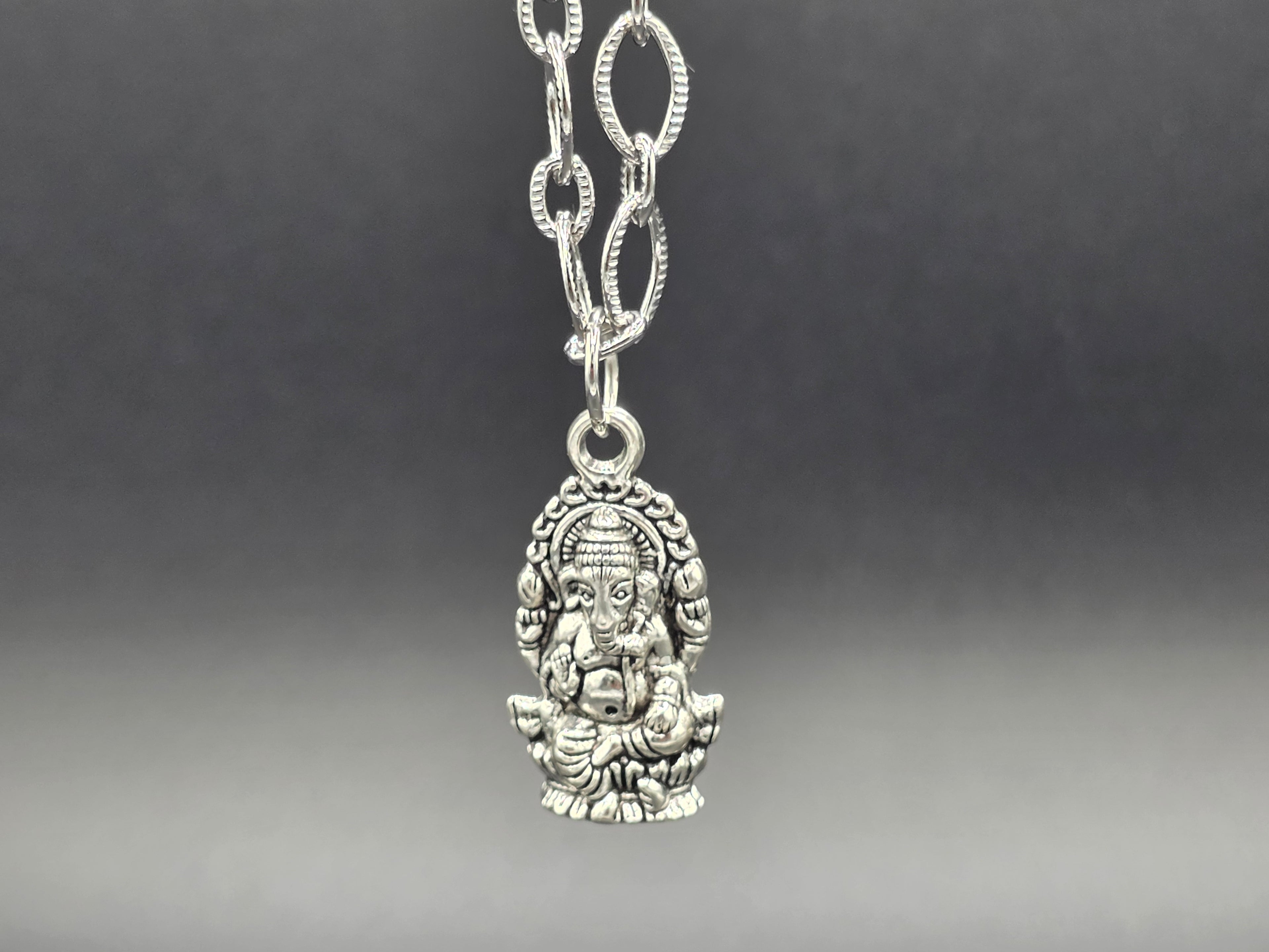 Pendant Necklaces on Rhombic Chains