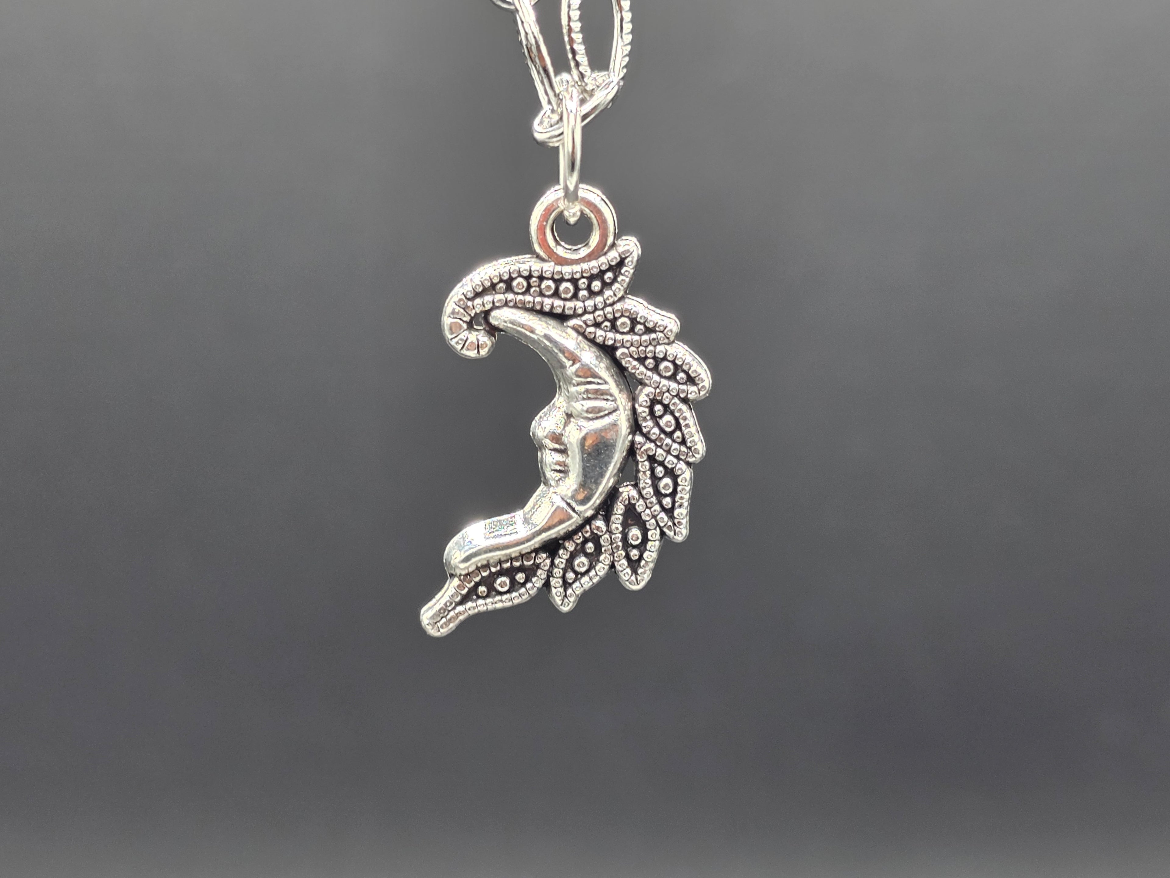Pendant Necklaces on Rhombic Chains