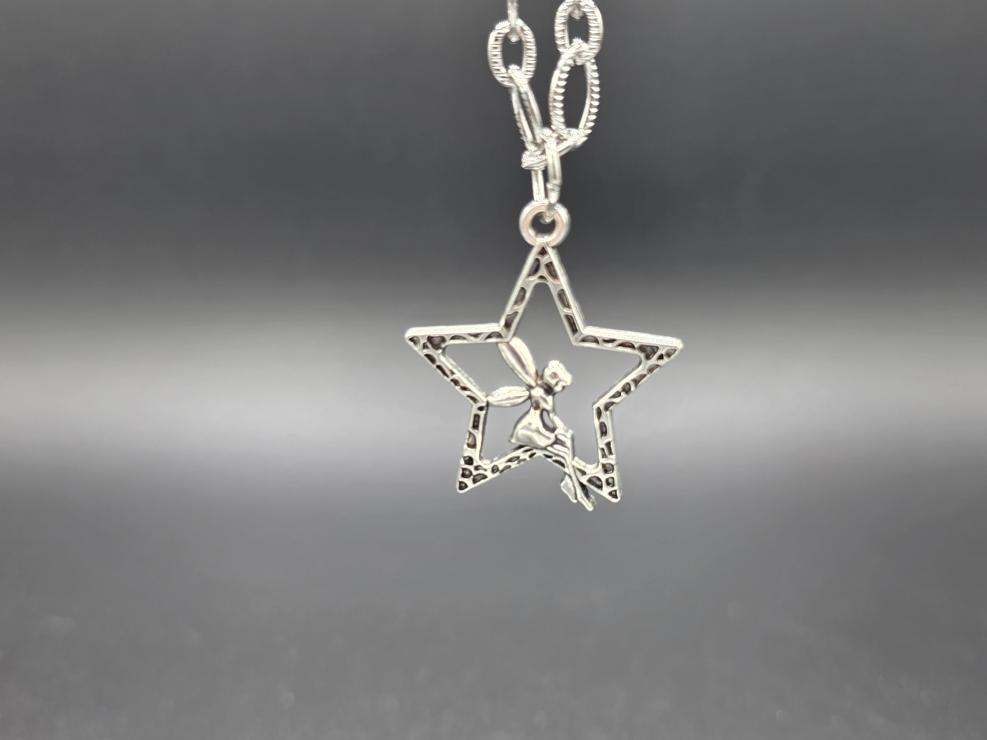 Pendant Necklaces on Rhombic Chains