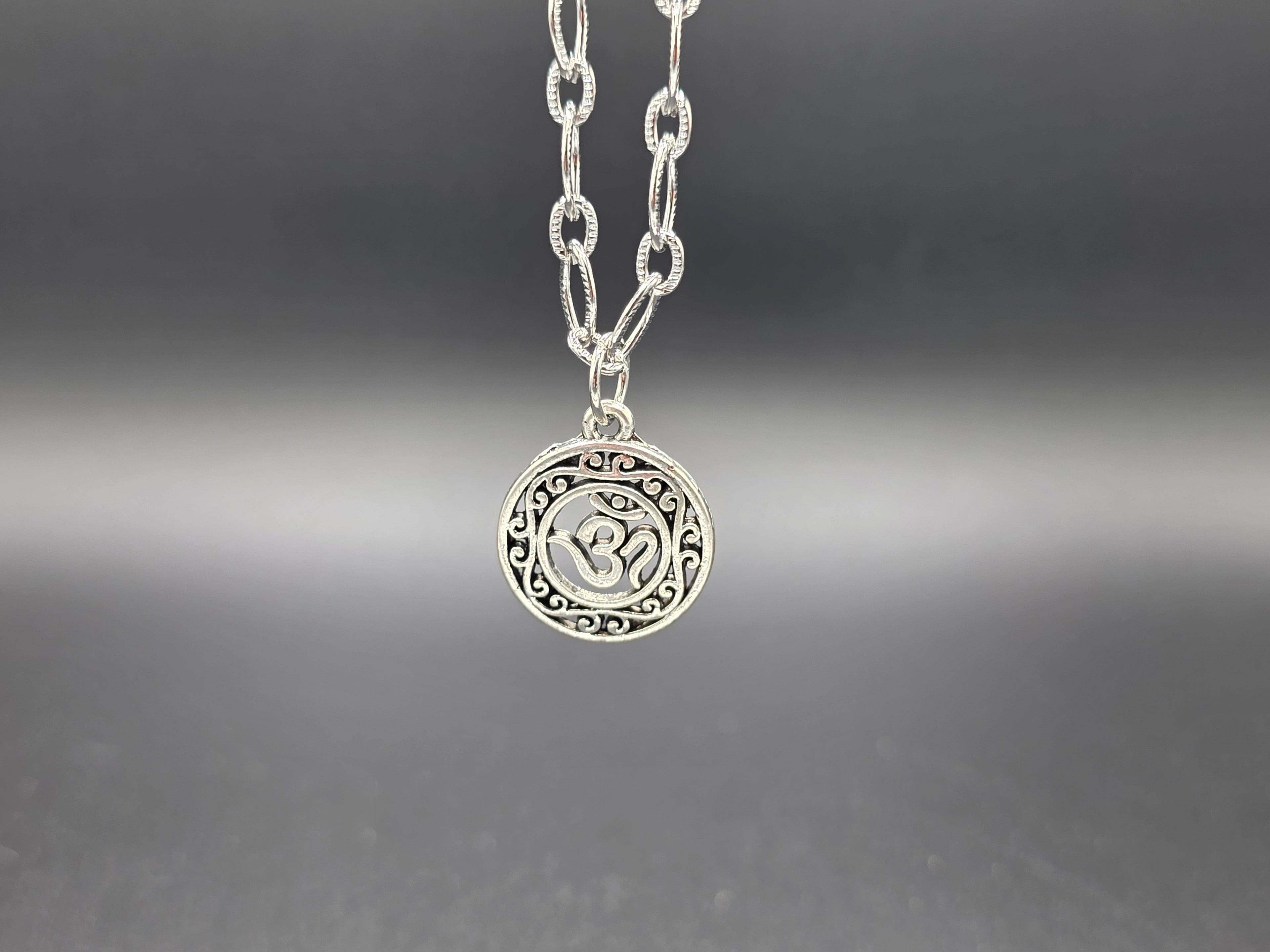 Pendant Necklaces on Rhombic Chains