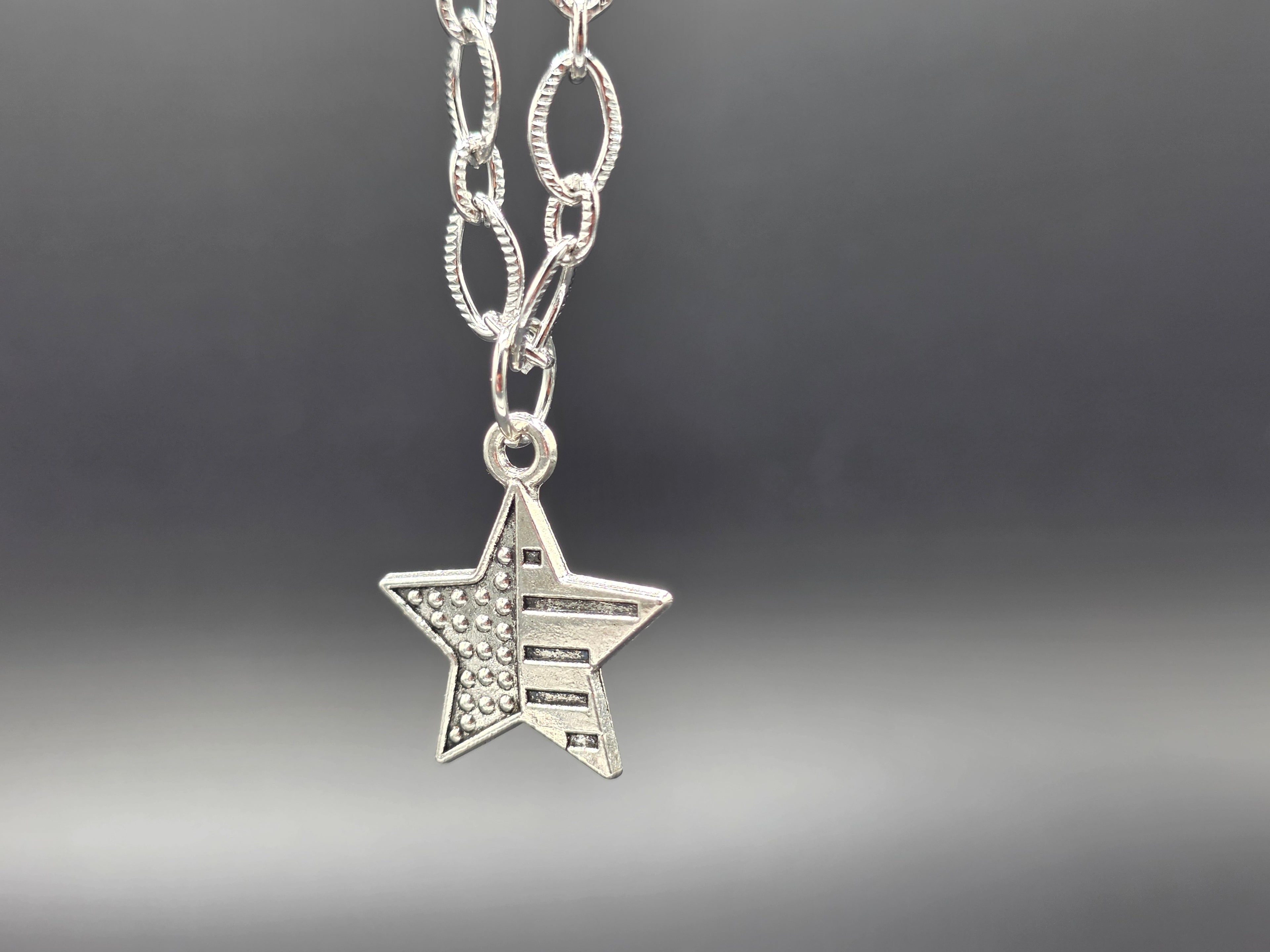 Pendant Necklaces on Rhombic Chains